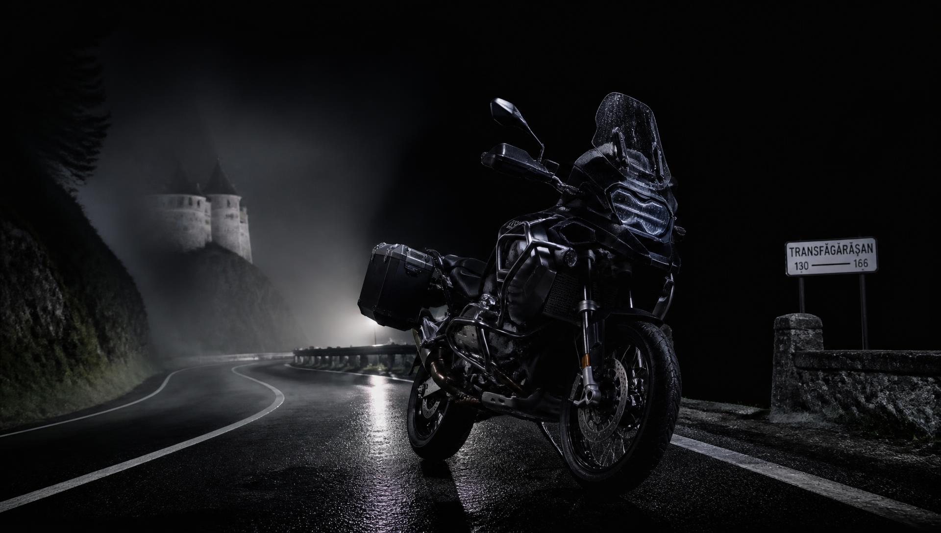 Motocicletă adventure pe un drum de munte din Harghita